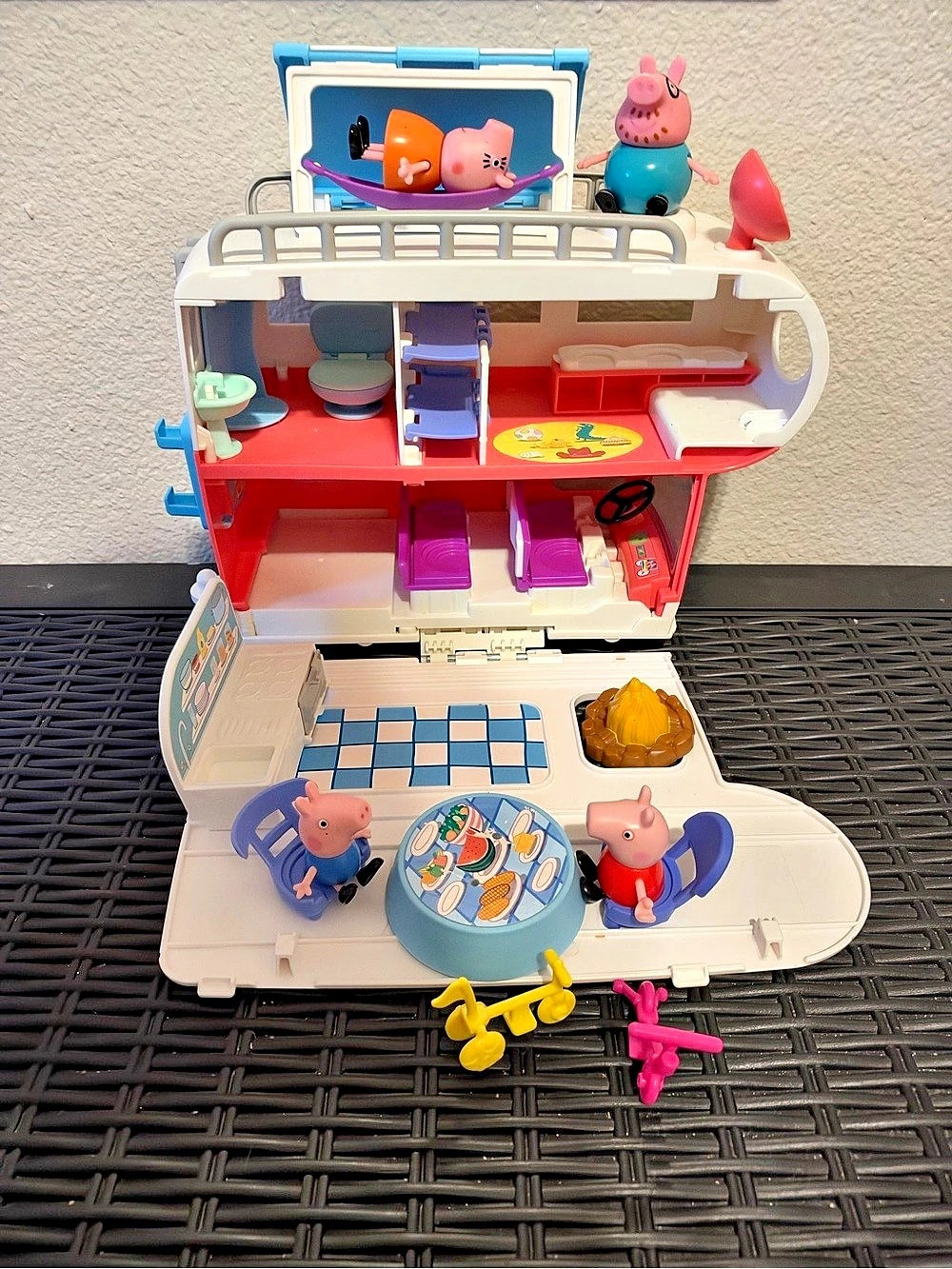 Peppa Pig Peppa's Family Motorhome Playset with Figures